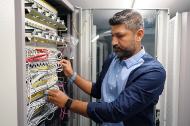Keyvisual Mitarbeitende ICT ICT-Fachspezialist bei der Arbeit an einem Server