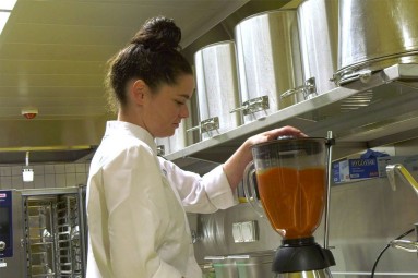 Köchin in Ausbildung Köchin in Ausbildung beim Pürieren