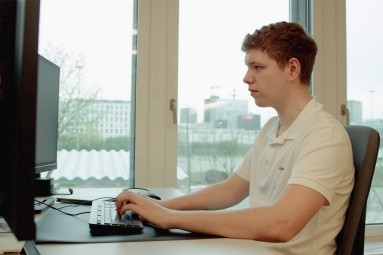 Kaufmann in Ausbildung Ein Kaufmann in Ausbildung am Computer