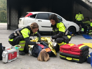 Teaser Ausbildung Rettungssanitäter/in Bereits in der Ausbildung arbeiten die Studierenden im 24-Stunden-Betrieb mit. Das garantiert einen hohen Praxisbezug.