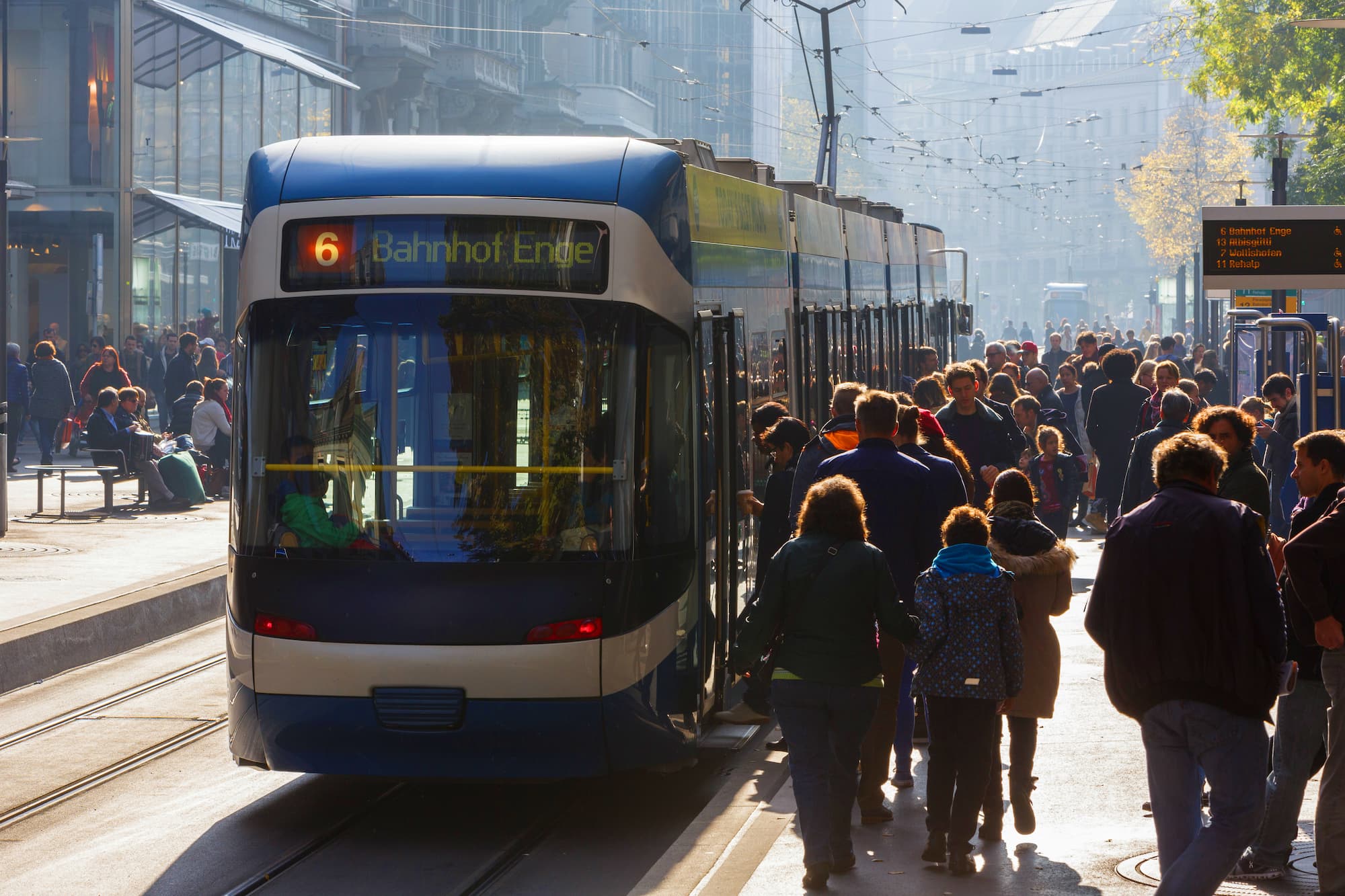 Tram der Linie 6 in der Bahnhofstrasse