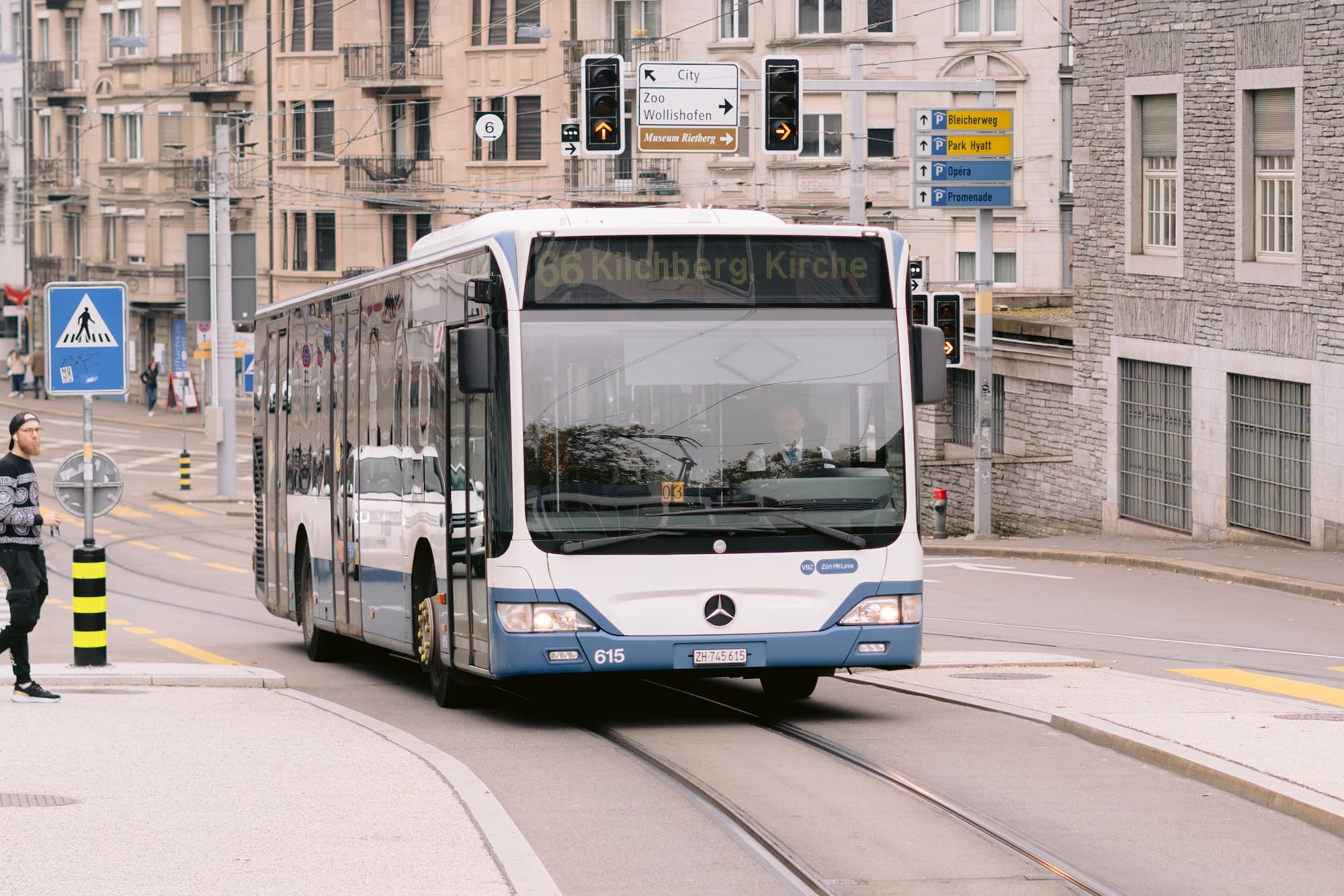 Linie 66 beim Bahnhof Enge