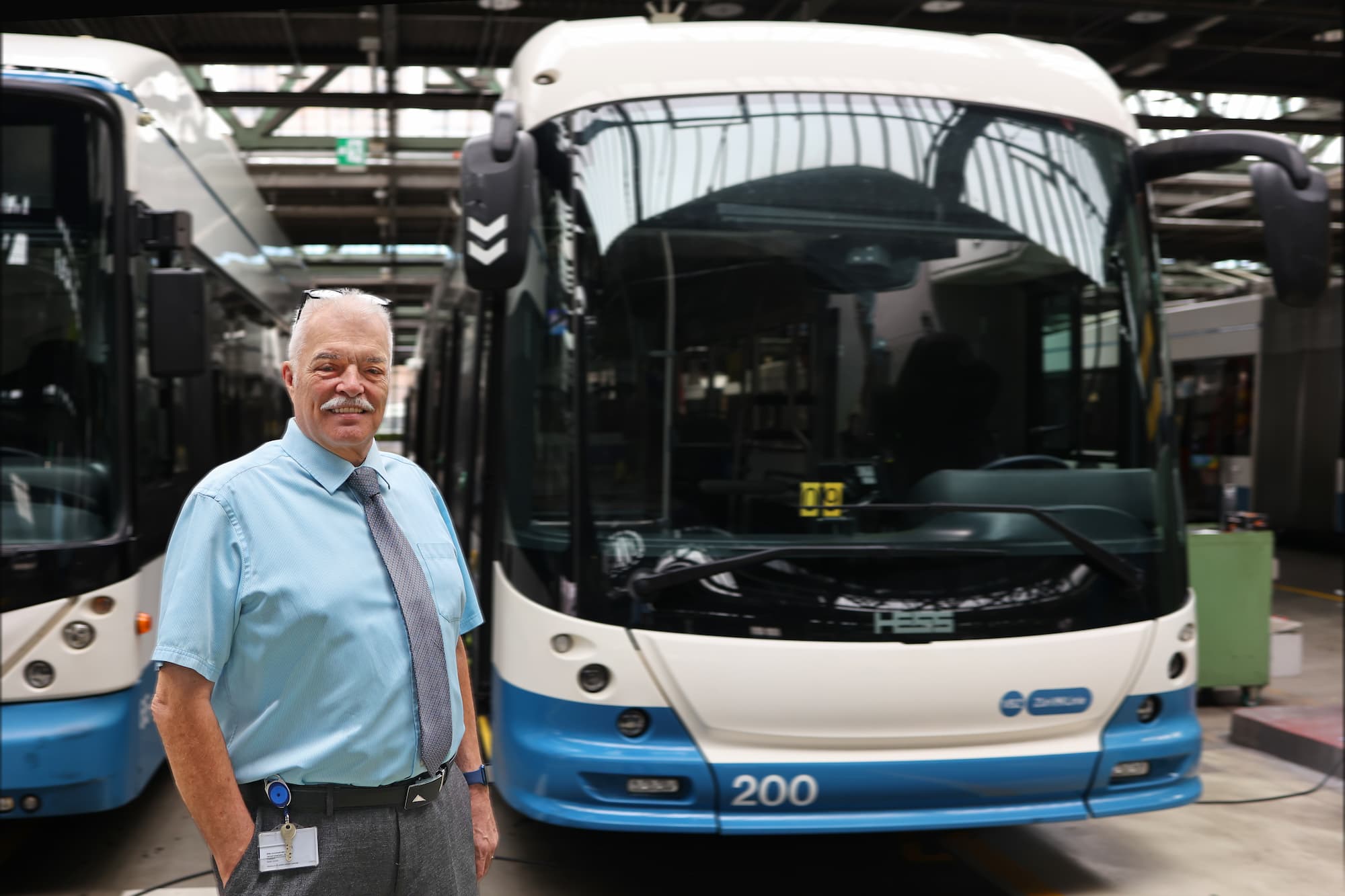 Urs Schönenberger vor einem Bus in der Garage Hardau