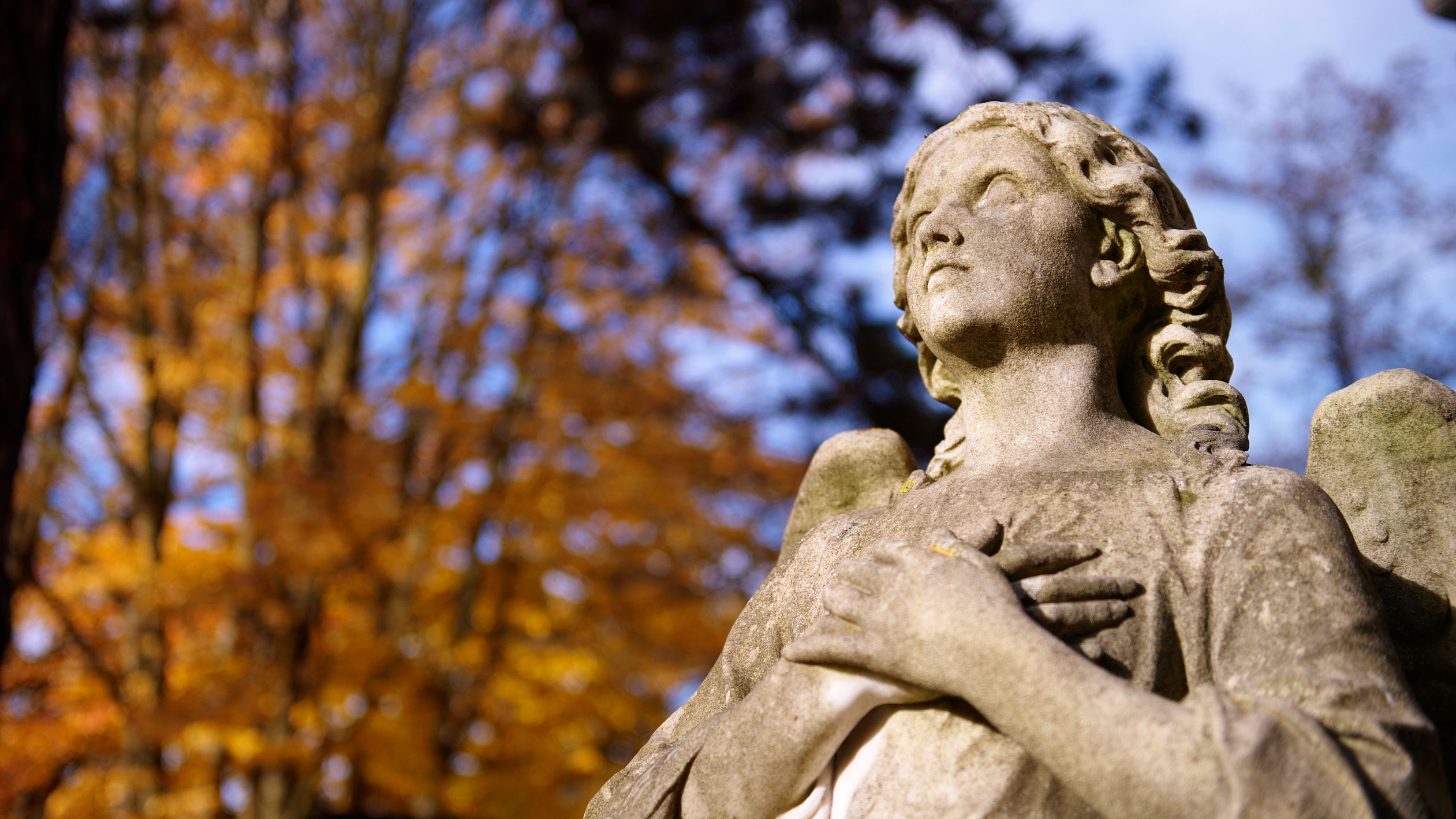 Statue im Friedhof