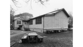 1909 von der Hohlstrasse gezügelte Schulbaracke an der Hornbachstrasse in Riesbach, ihrem neuen Standort