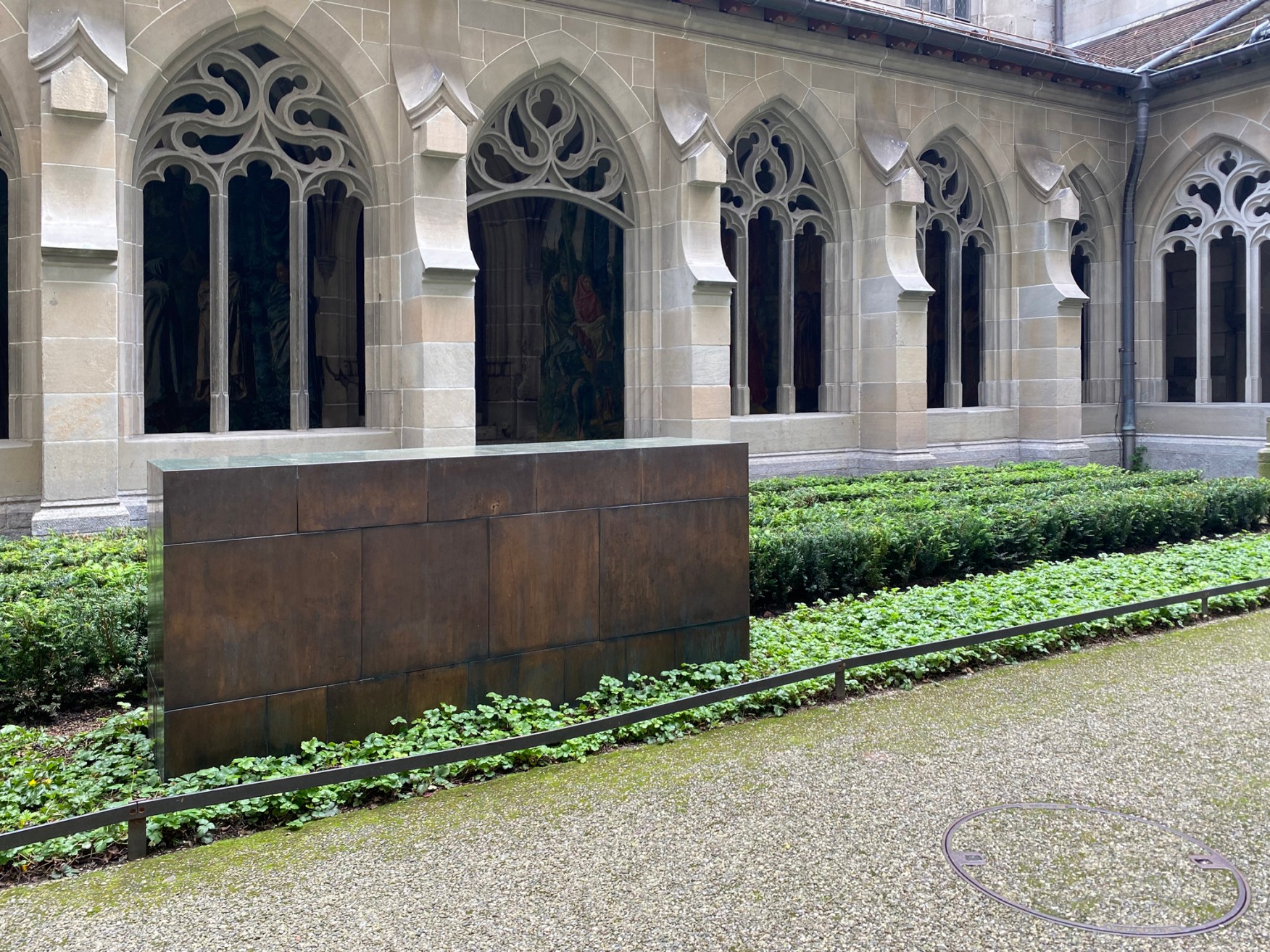 Quaderförmige Bronzeskulptur in Hof