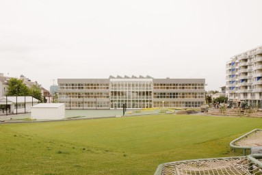 Schulanlage Guggach mit Rasenspielfeld und Allwetterplatz 