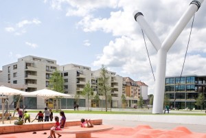 Kinder auf rotem Platz mit Gebäuden im Hintergrund