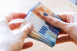 Bündel Banknoten in Hand