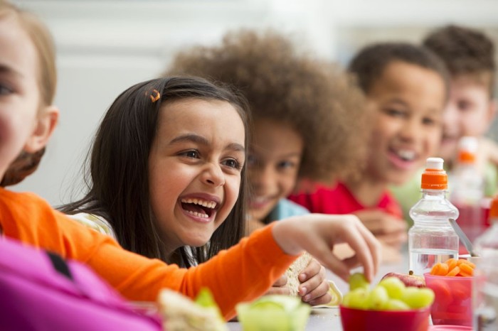 Gruppe von Kindern beim Znüni