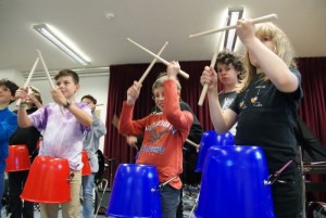 Die «Bucket-Drummers» von MKZ beim Proben