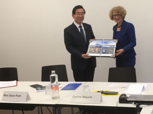 Mayor of Seoul Park Won-soon and Mayor of the City of Zurich Corine Mauch at the presentation of the gift