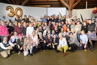 Gruppenfoto mit den Gästen des Festes zum 30-Jahre-Jubiläum der Lesbenorganisation Schweiz LOS
