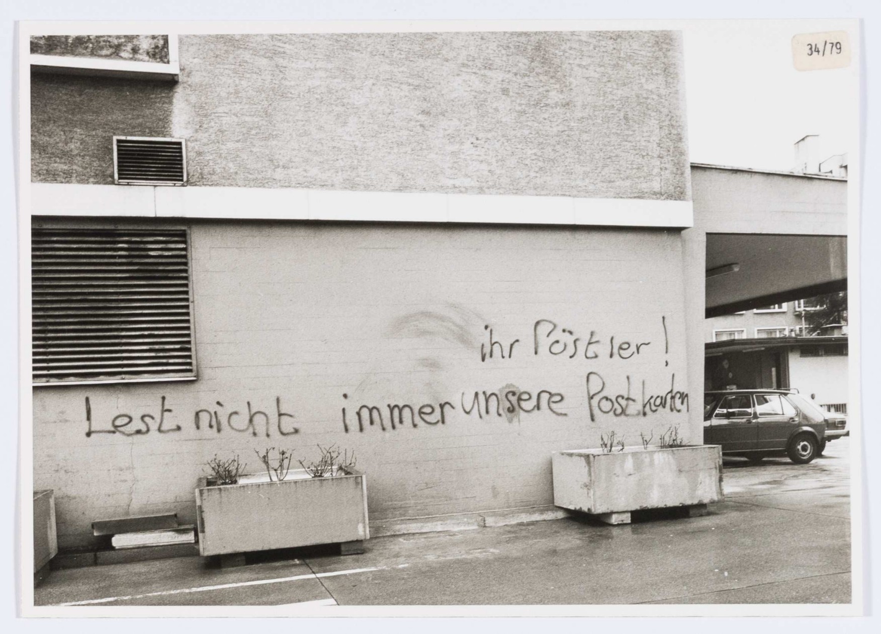 Besprayte Wand "ihr Pöstler! Lest nicht immer unsere Postkarten" an der Seebahnstrasse 89, Post Wiedikon