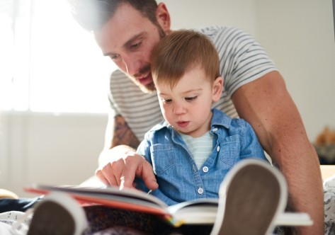 Vater liest Kind vor