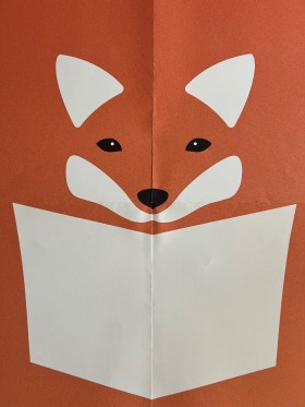 Ein gebasteltes Fuchsposter aus Papier