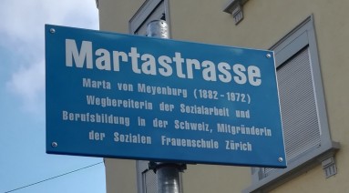Die Hinweistafel an der Martastrasse. Tafeltext: Martastrasse. Marta von Meyenburg (1882-1972), Wegbereiterin der Sozialarbeit und Berufsbildung in der Schweiz, Mitgründerin der Sozialen Frauenschule Zürich.