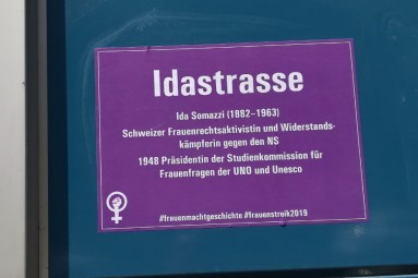 Foto eines Plakatas der Gruppe zum 14. Juni 2019: Idastrasse. Ida Somazzi (1882-1963), Schweizer Frauenrechtsaktivistin und Widerstandskämpferin gegen den Nationalsozialismus. 1984 Präsidentin der Studienkommission für Frauenfragen der UNO und Unesco.
