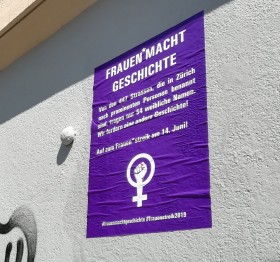 Plakat am Frauen*streik 2019: «Frauen* Macht Geschichte. Von den 447 Strassen, die in Zürich nach prominienten Personen benannt sind, tragen nur 54 weibliche Namen. Wir fordern eine andere Geschichte!»