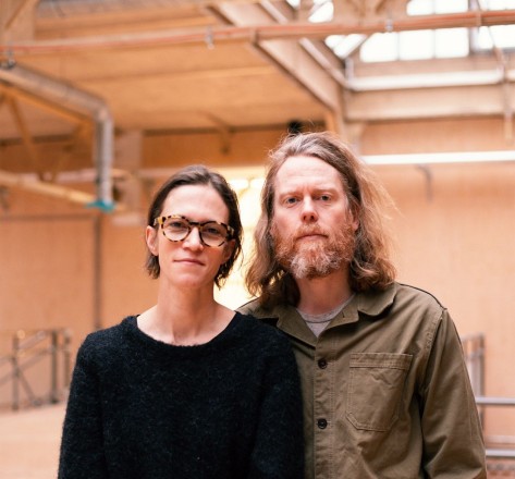 Hanna und Johan Olzon Åkerström in der neuen Fabrik von Soeder.