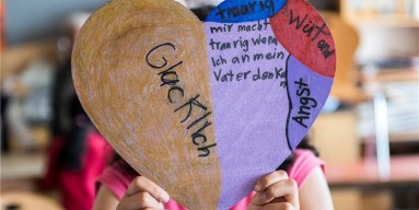 Bild zur Gruppentherapie (Mit Gefühlen beschriftetes Herz, das ein Mädchen in der Gruppentherapie hergestellt hat
