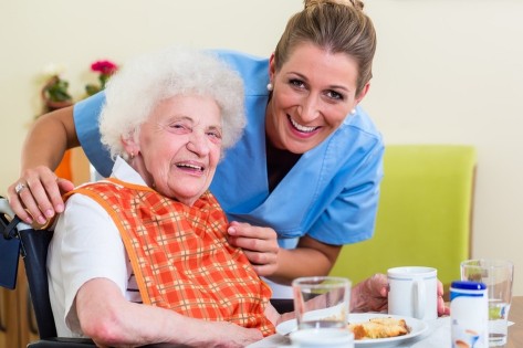 Fachangestellte Gesundheit mit Seniorin