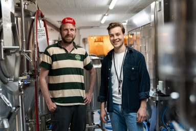 Das Bild zeigt zwei junge Männer in der Brauerei.