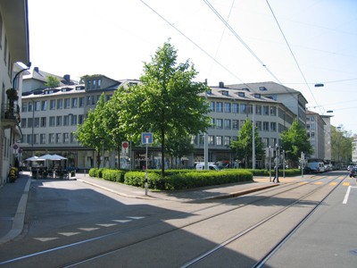 Pelikanplatz. Achsensymmetrische Aufenthaltsflächen unterstützen die angrenzende Baustruktur.