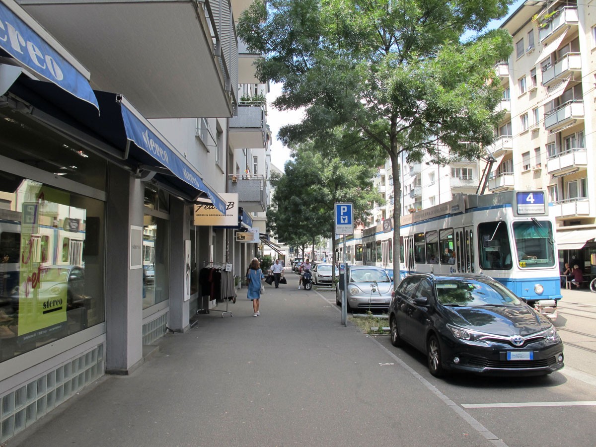 Seefeldstrasse. Breites Trottoir mit Zuschlag zu Trottoirparkierung und Schaufenster.