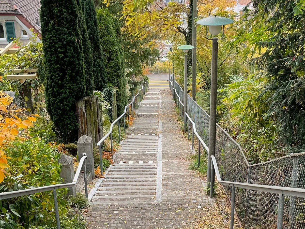 Bellikersteig. Treppenweg mit Schieberampe für Velos und Kinderwagen.