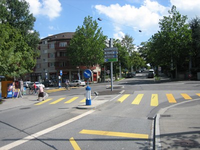 Regensbergstrasse / Hofwiesenstrasse. Mit Tram, Bus und Schutzinseln.