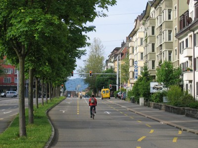 Schaffhauserstrasse / Wehntalerstrasse / Irchelstrasse. Vorsortierung mit Radstreifen, durchgängige Mittelinsel.
