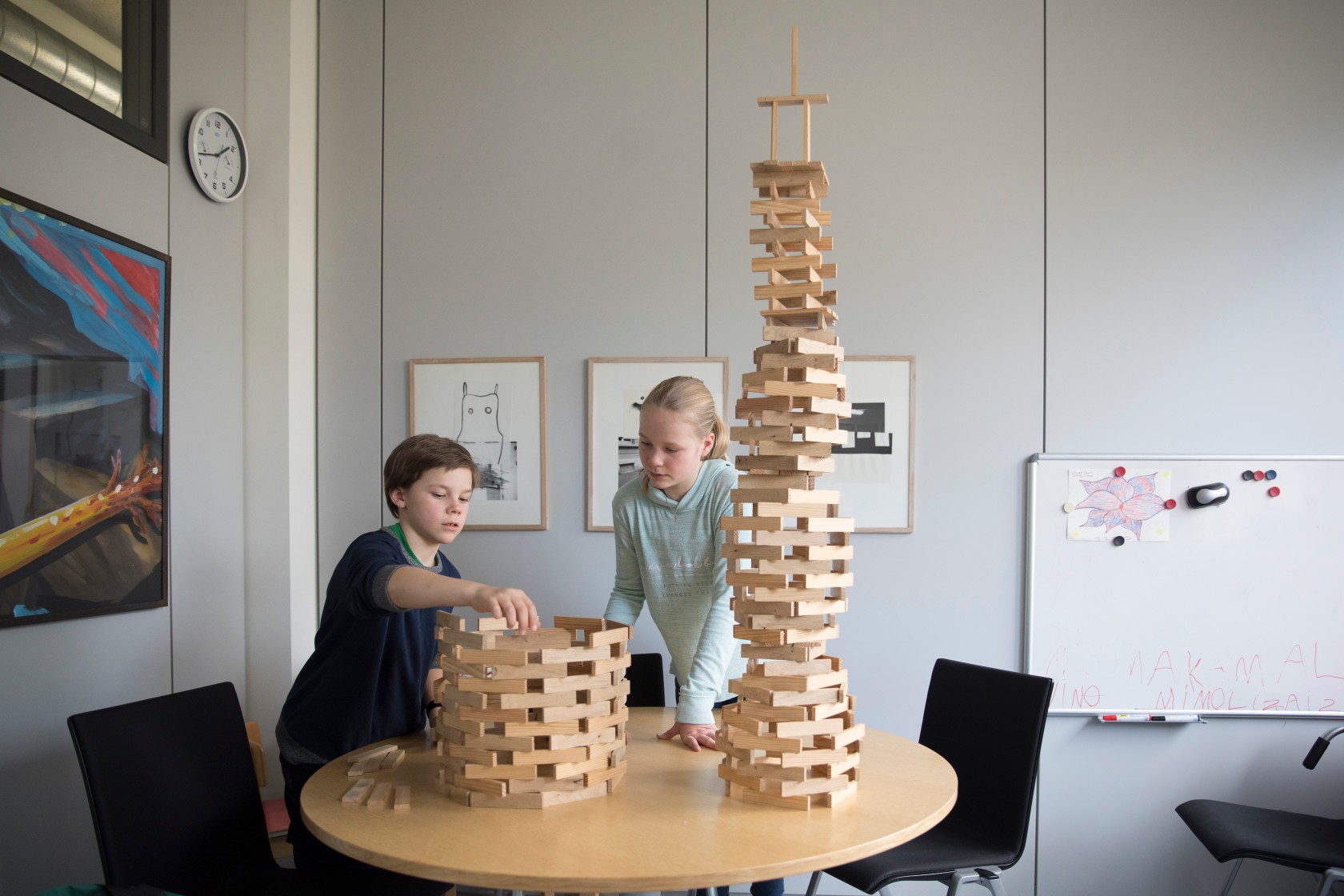 Kinder bauen einen Turm aus Kapplahölzern