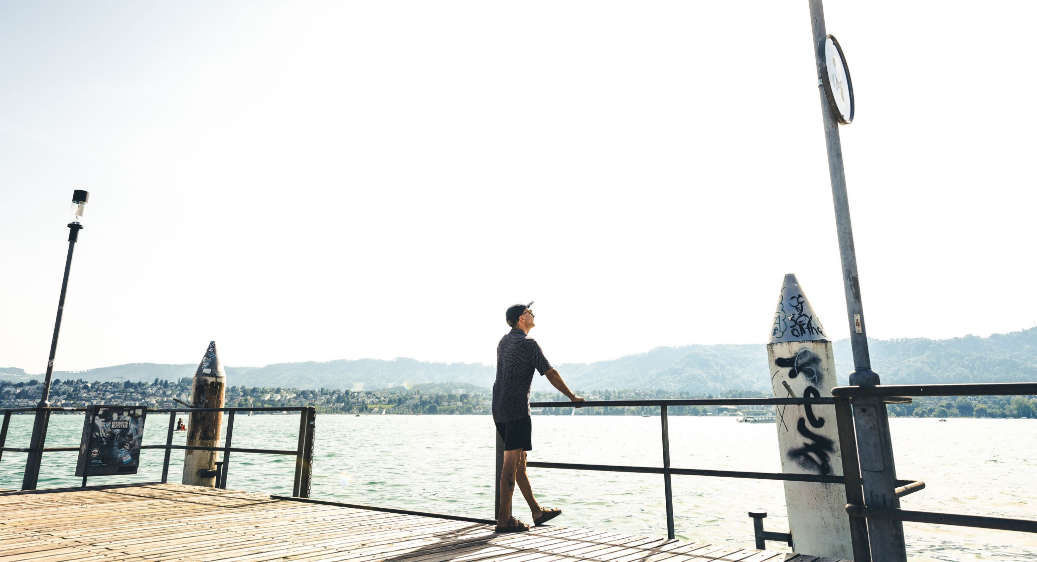 Ein Mann schaut die Luft über dem Zürichsee an.