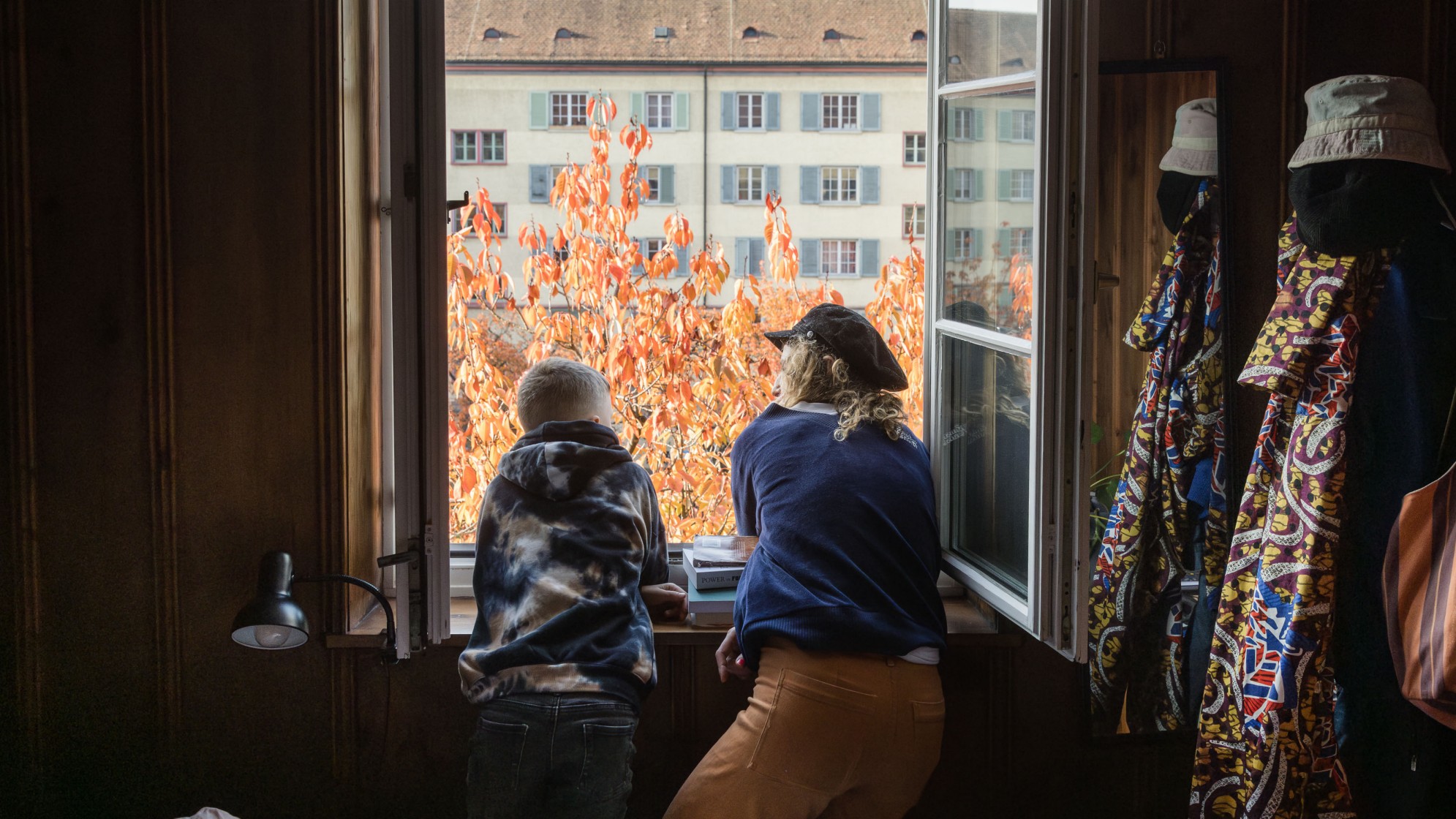 Mutter und Kind schauen aus ihrer Wohnung in den Innenhof. (Foto: Alex Colle)