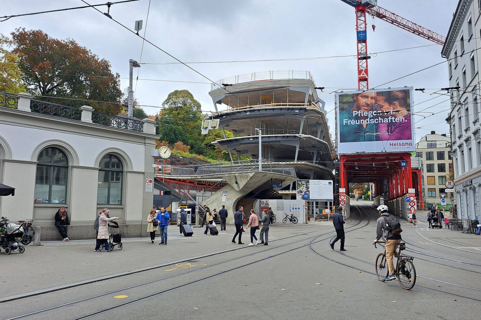 Stadelhoferplatz mit Baustelle und Kran im Hintergrund