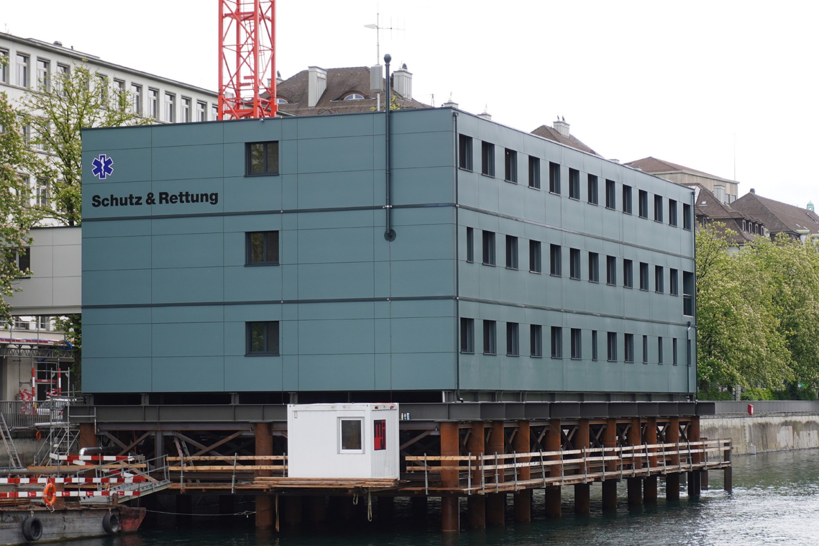 Dreistöckiges Provisorium auf einer Pfahlkonstruktion in der Limmat.