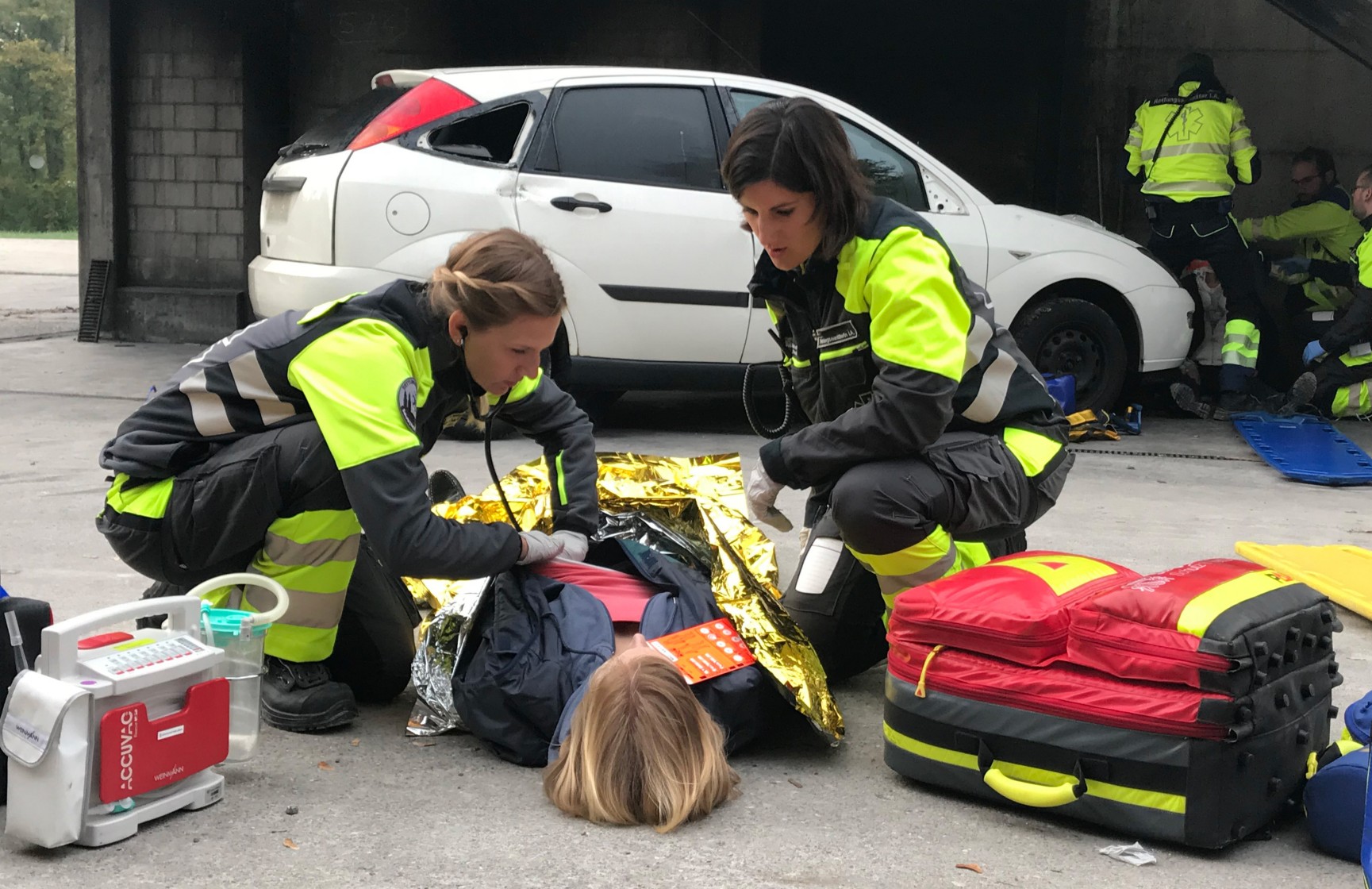 Auszubildende Dipl. Rettungssanitäter/in HF bei der Übung Autounfall