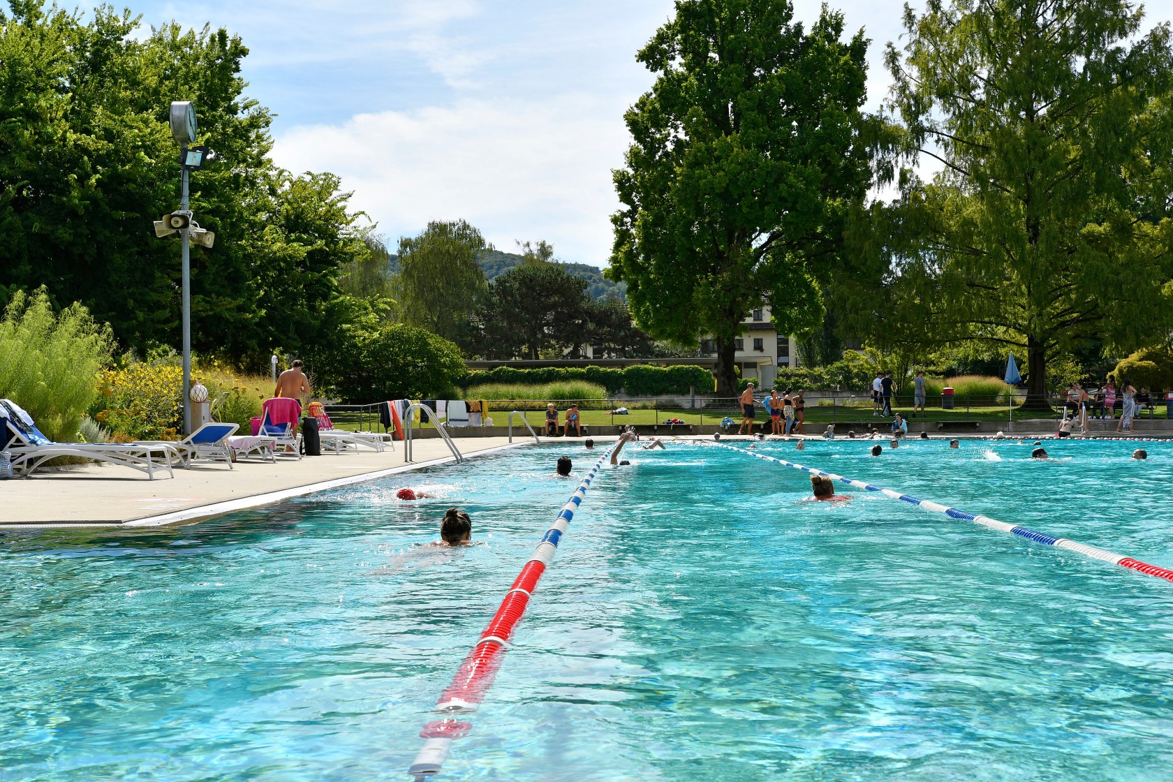 Schwimmbecken mit schwimmenden Personen im Schwimmbad Allenmoos